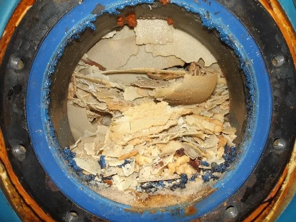 Stark verkalkter Boiler vor der Entkalkung